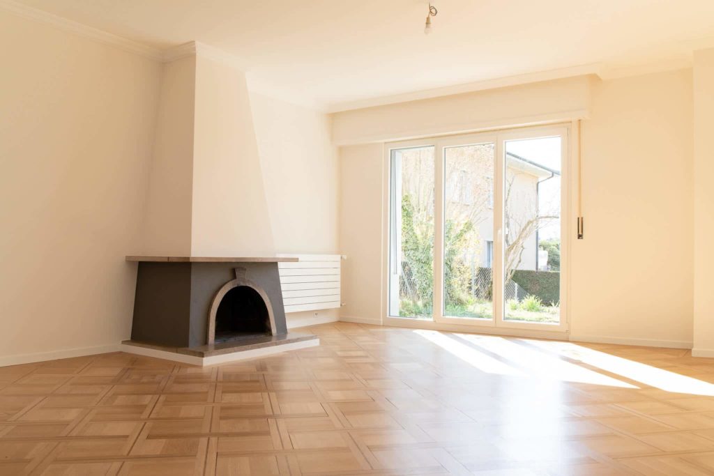 Séjour avec parquet et cheminée dans un projet de rénovation Pully