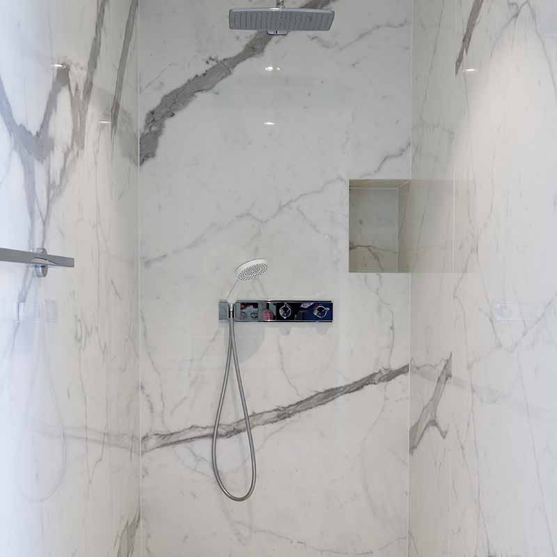 Douche italienne en grès cérame avec effet marbre d'une maison de lausanne.