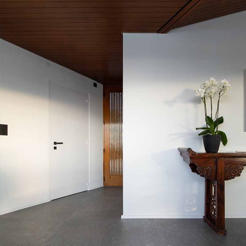 Mur peint en blanc par notre entreprise de rénovation qui comprend Gamboni SA d'une maison de Montreux
