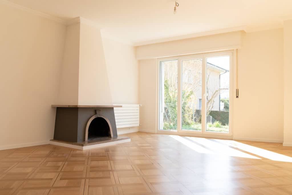 Rénovation d'un appartement à Pully. Vue du séjour avec réfection du parquet et des peintures