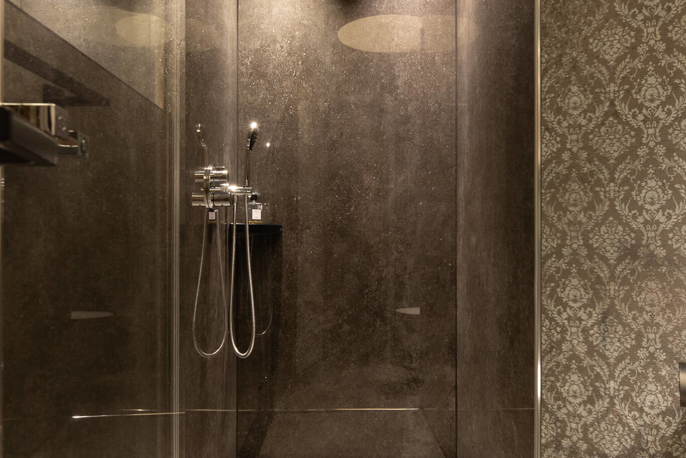 Rénovation d'une salle de bain à Montreux. Douche italienne avec carrelage grand format