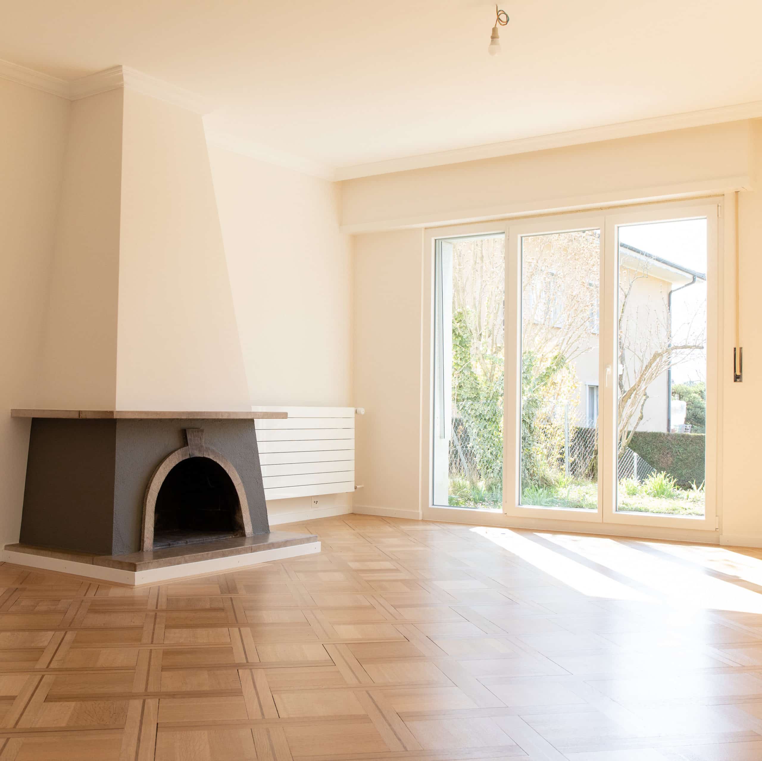 Rénovation d'un appartement à Pully. Vue du séjour avec réfection du parquet et des peintures