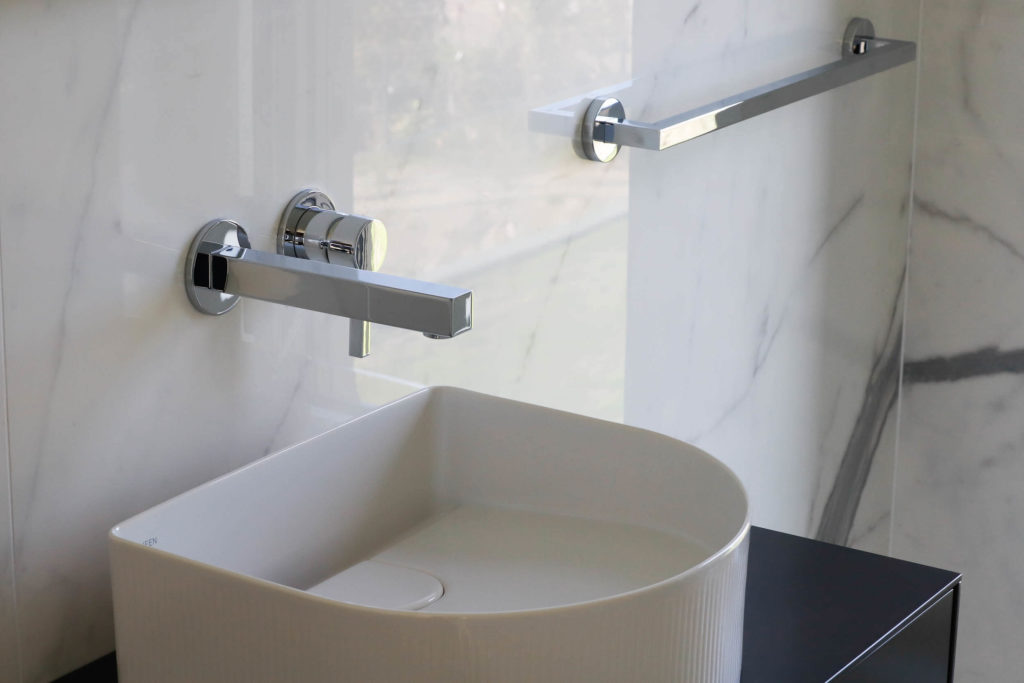 Rénovation d'une salle bain à Neuchâtel. Lavabo avec carrelage imitation marbre