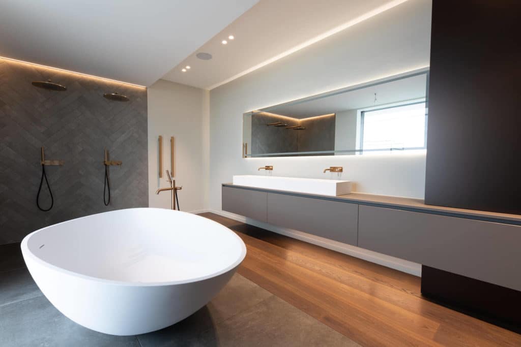 Rénovation d'une salle de bain haut de gamme à Rolle. Douche italienne et baignoire design