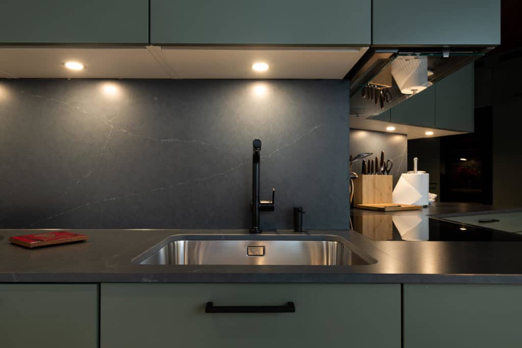 Rénovation d'un cuisine vue du mobilier de cuisine et des sanitaires.