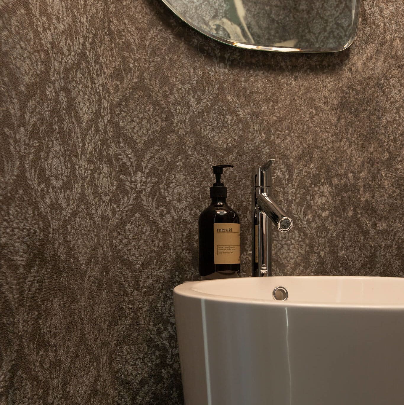 Tapisserie et lavabo dans une salle de bain